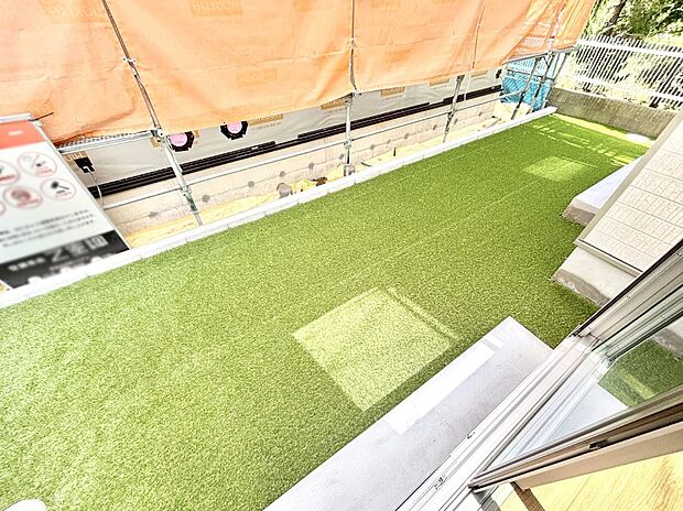 プランターを並べて季節のお花を楽しめるお庭付き。