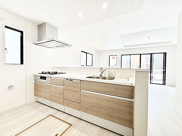 ご家族の会話弾む対面キッチン。お料理中のパパママもご家族と過ごす時間が増えそう!