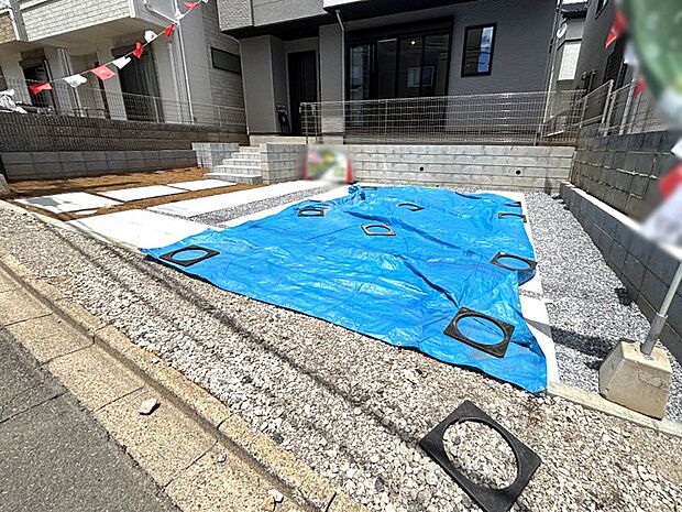 車の出し入れスムーズ!並列駐車2台分のカースペース付きです。