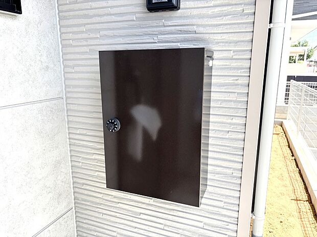 シンプルデザインのポスト。