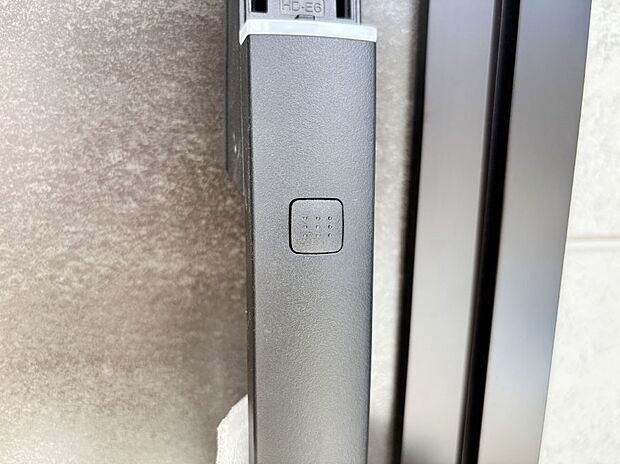 ボタンを押してかざすだけ!玄関ドアは電子キー仕様です。