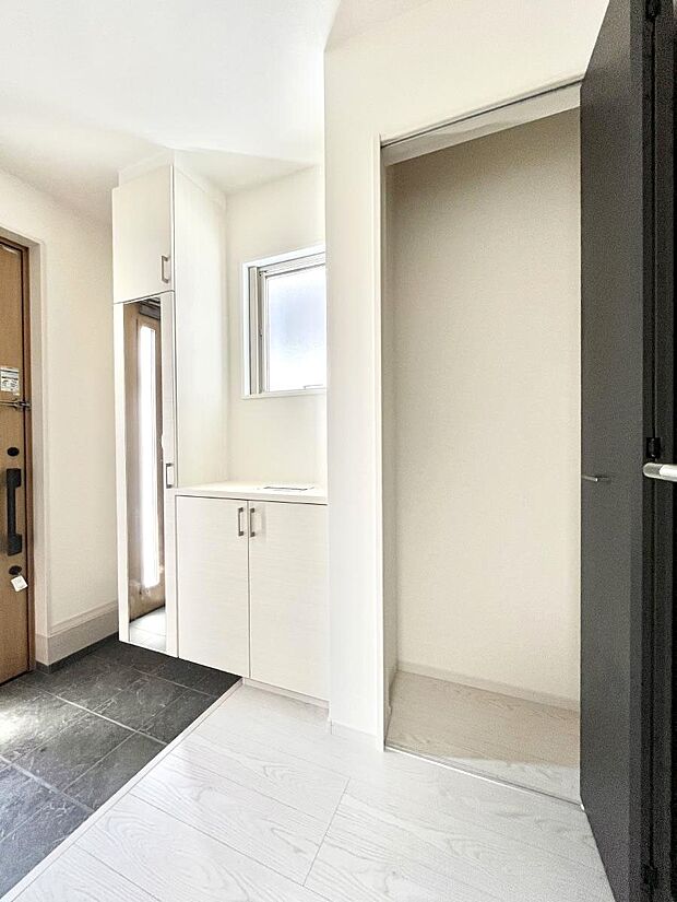 玄関ホール収納です。掃除道具やお出かけ用グッズの収納に便利です。