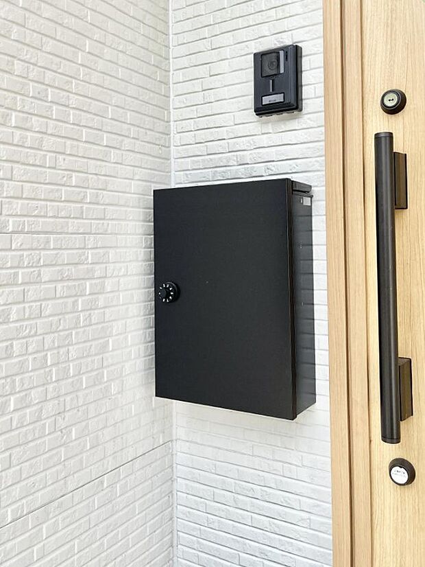 シンプルデザインのポスト。