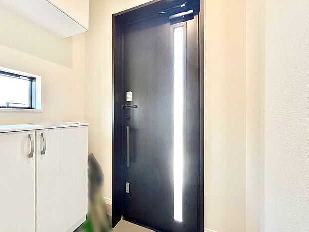 ガラススリットの入った玄関ドアが室内に光を届けてくれます