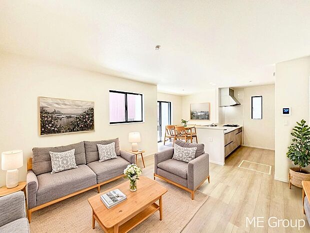 ご家族の賑やかな話し声で包まれる明るいリビング　※家具はCGです