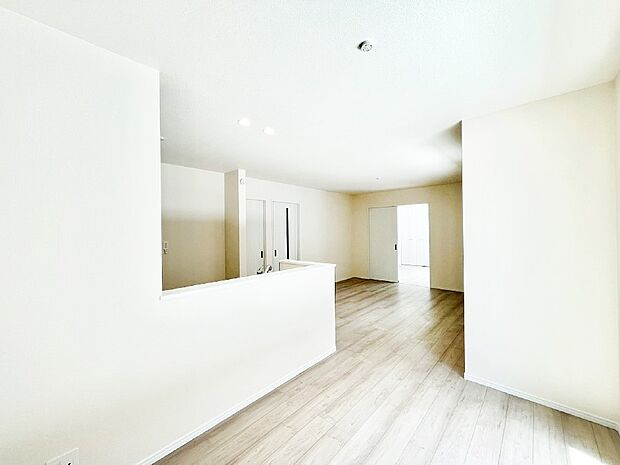 自然光が取り込まれ、家族団らんの場所を明るく演出