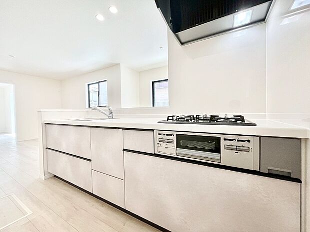 カウンター越しに楽しいおしゃべり。いつものお料理がもっと美味しくなりそうですね。