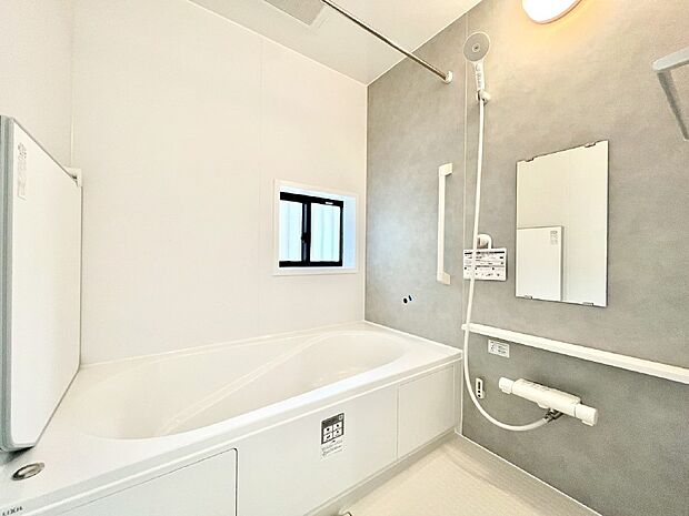 落ち着いた色合いの壁面、ゆっくりゆったり寛げるバスルーム。