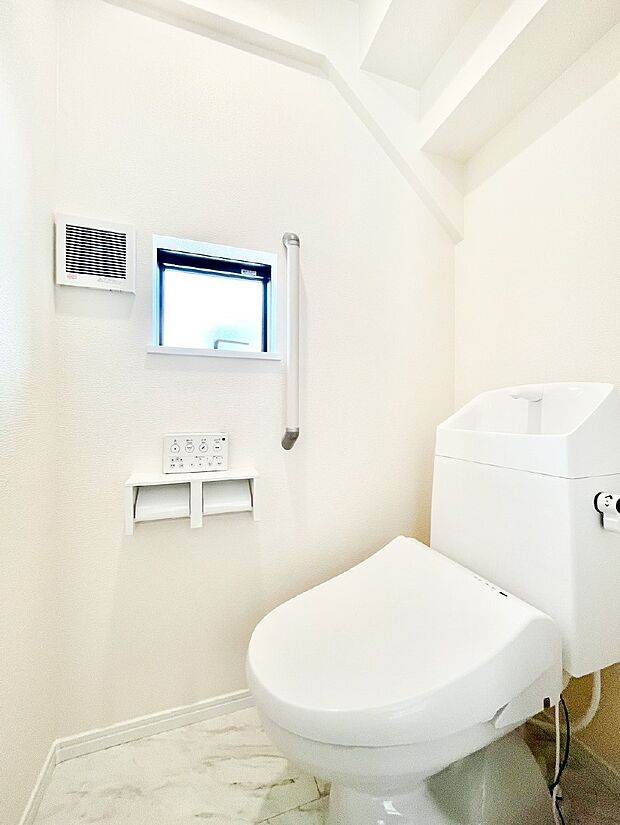 換気用小窓があり、明るく清潔な空間です