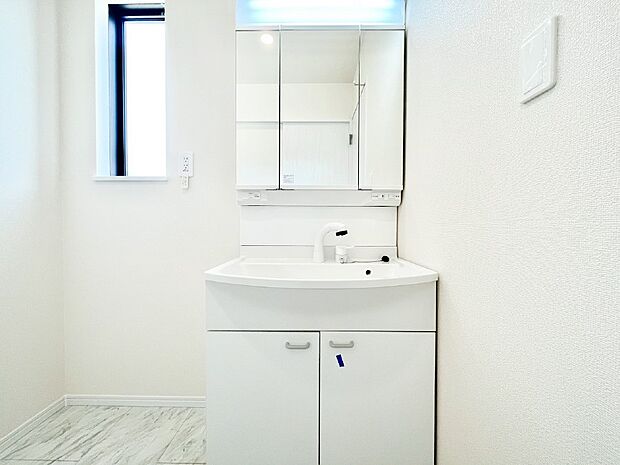 スタイリングに便利な三面鏡、ミラーキャビネットで細かい物スッキリ