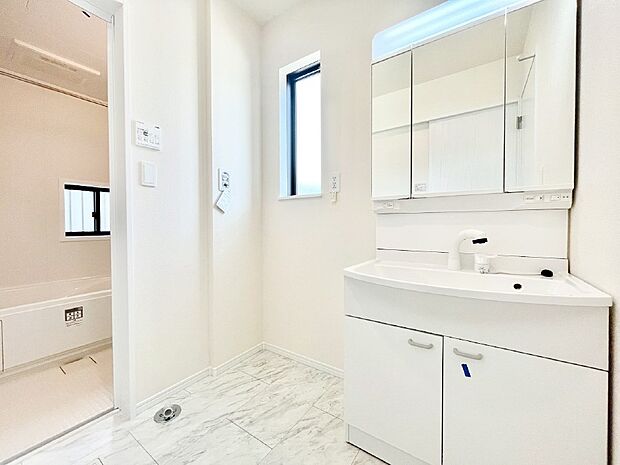 清潔感ある洗面化粧室で朝の身支度も快適