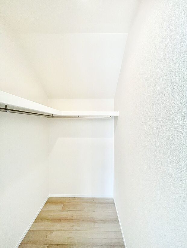 ウォークインクローゼットの活用で生活空間スッキリ