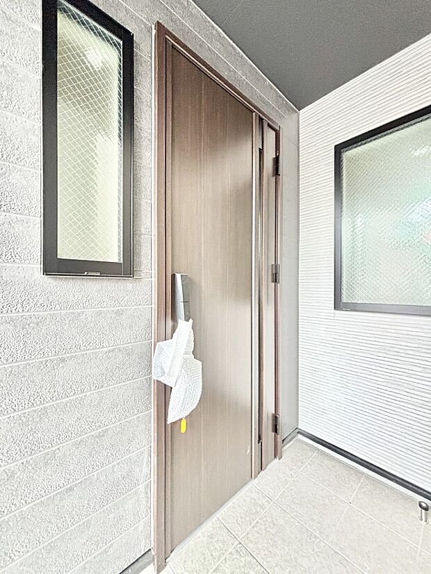 玄関前は雨が降っても濡れにくい屋根付き