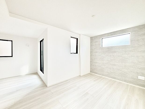 アクセントクロスがお洒落なリビング。家族でのんびりくつろげる広々スペース。