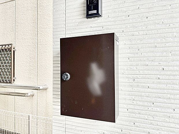 シンプルデザインのポスト。