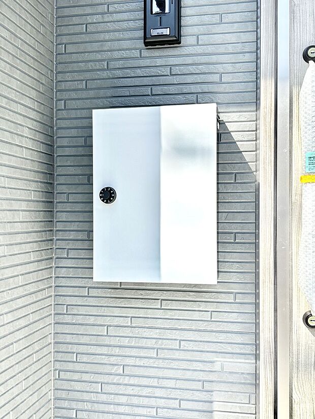 シンプルデザインのポスト。