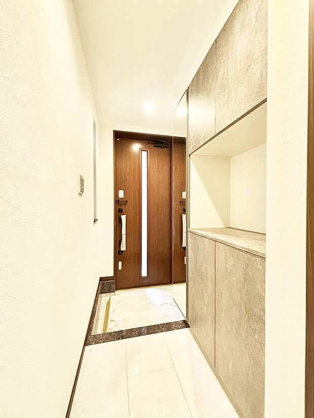 ガラススリットの入った玄関ドアが室内に光を届けてくれます