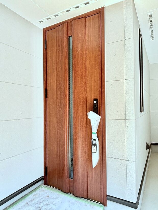 シンプルで落ち着いた雰囲気の玄関周り