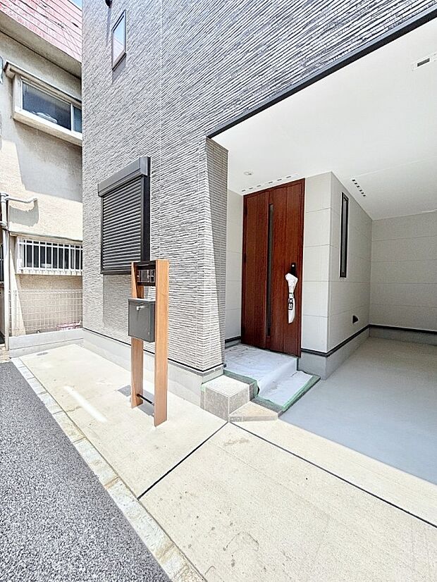 大切な家族、来客を出迎える玄関。