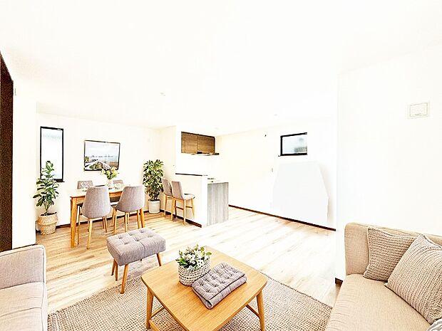 落ち着いた雰囲気のLDKは家族みんなの快適空間※家具はCGです