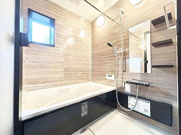 一日の疲れを癒してくれる明るい清潔感のあるバスルーム