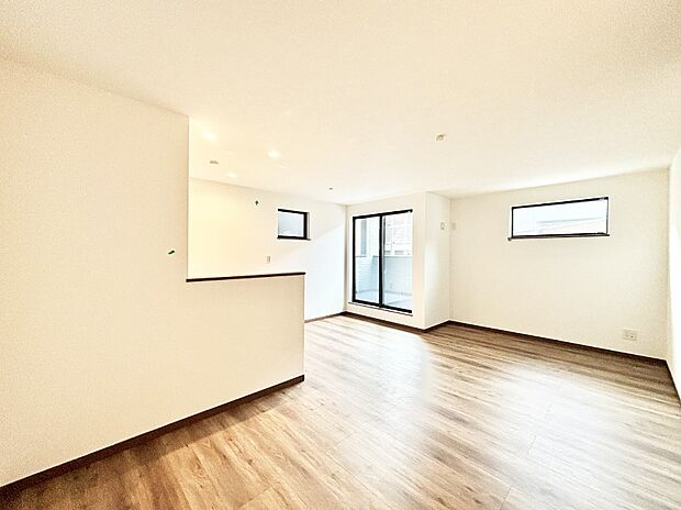 大きな窓からたっぷりの陽光と風を感じられるリビング