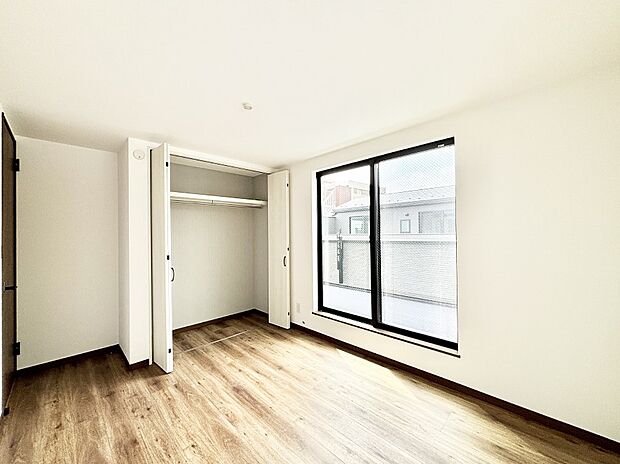 バルコニーが開放感をプラスしてくれる洋室