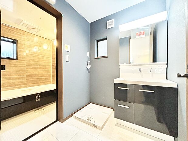 清潔感ある洗面化粧室で朝の身支度も快適