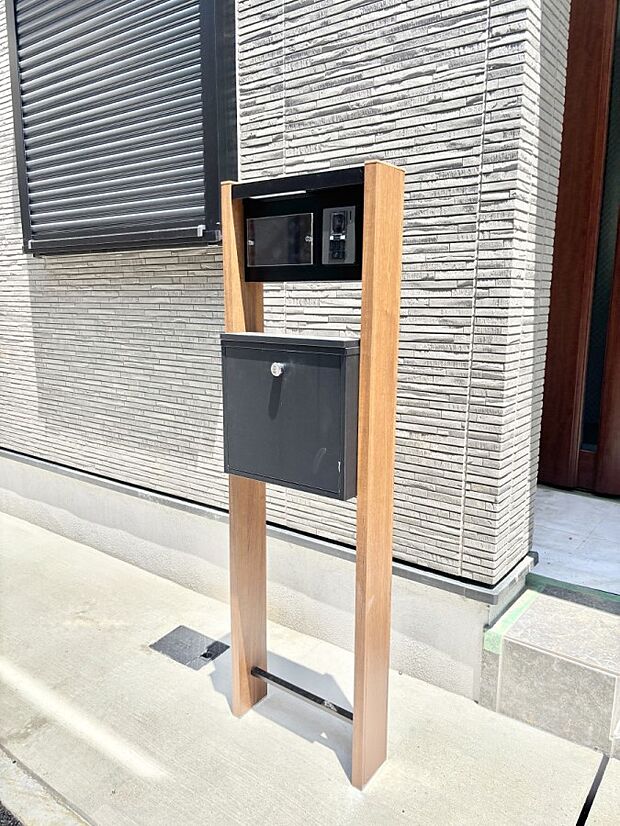 表札・インターホン・ポストをひとつに集約。エントランスになじむシンプルデザイン。