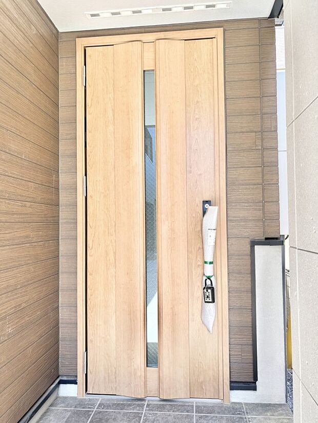 住まいの顔を演出する、玄関ドア。