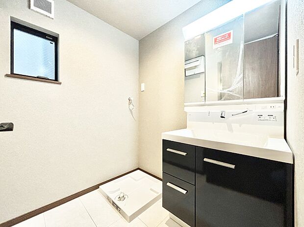 清潔感ある洗面化粧室で朝の身支度も快適