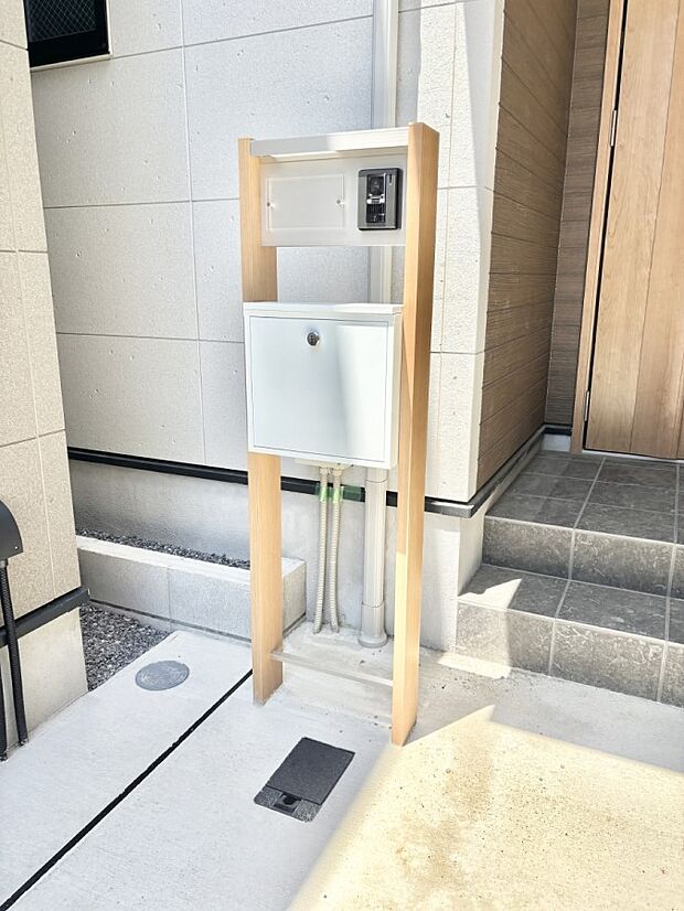 表札・インターホン・ポストをひとつに集約。エントランスになじむシンプルデザイン。