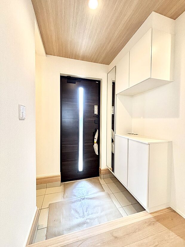 明るい玄関はお客様をお出迎えするのにぴったりです!