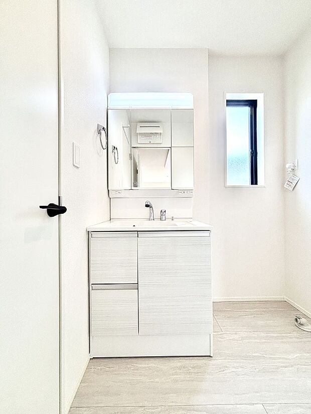 大きく見やすい三面鏡で清潔感ある洗面台は、身だしなみチェックや肌のお手入れにおすすめです。