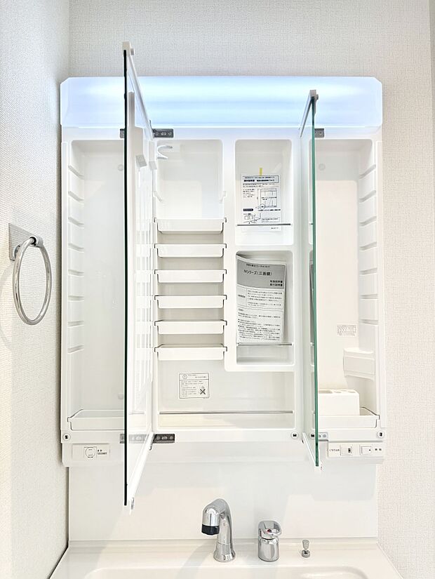 三面鏡の裏に、化粧品や衛生用品などを収納可能。洗面台をすっきりと保ちます！