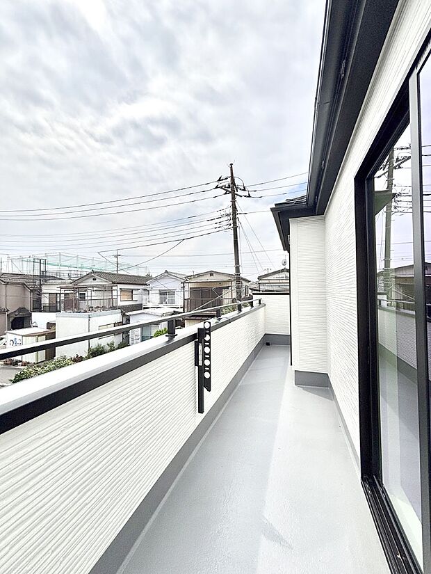 南向きのバルコニー!ご家族の洗濯物はもちろん、お布団もたっぷり干せます!