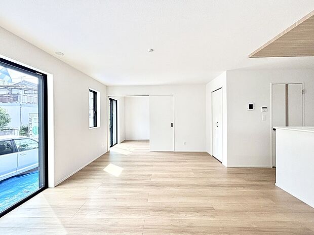 大きな窓からたっぷりの陽光と風を感じられるリビング