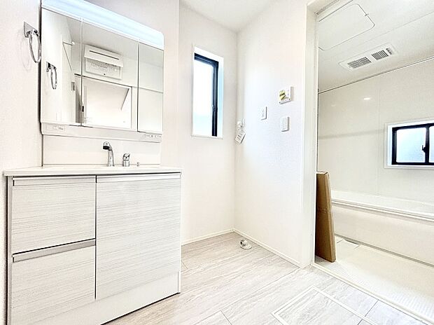 清潔感のある快適空間です。毎日の身支度も気持ち良くお使い頂けます。 