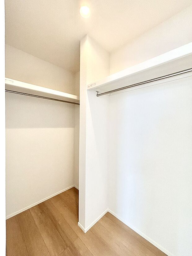 ウォークインクローゼット付きで生活空間を広く利用できます。