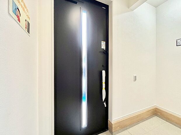 ガラススリットの入った玄関ドアが室内に光を届けてくれます