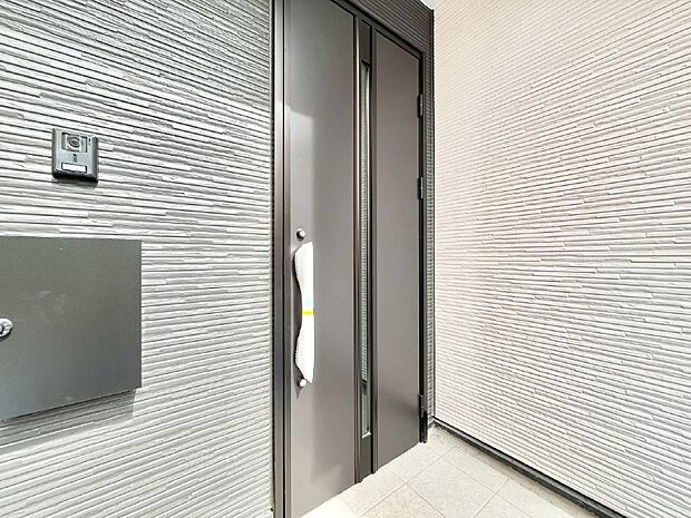 玄関前は雨が降っても濡れにくい屋根付き