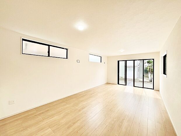 大きな窓からたっぷりの陽光と風を感じられるリビング