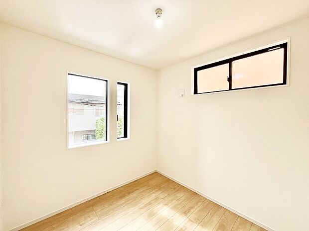 窓からのやさしい光が心地よいプライベートルーム