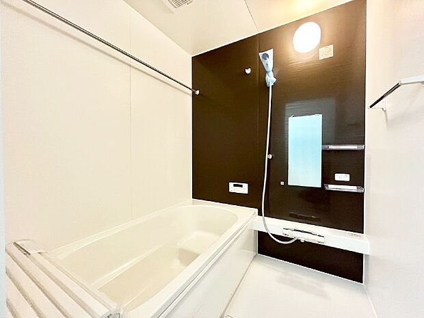 一日の疲れを癒してくれる明るい清潔感のあるバスルーム