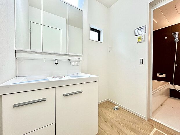 清潔感ある洗面化粧室で朝の身支度も快適