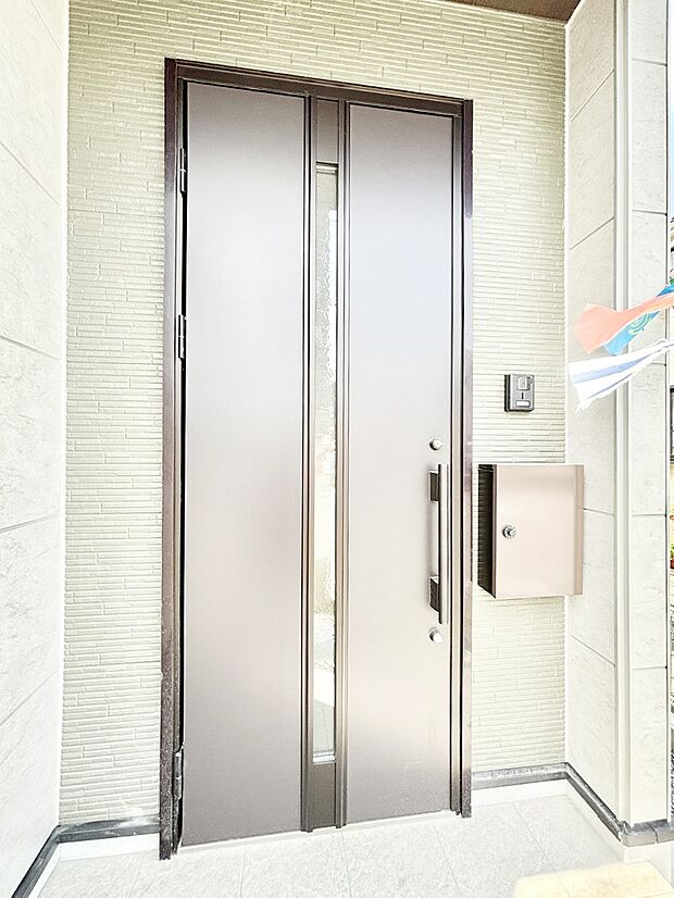 玄関前は雨が降っても濡れにくい屋根付き