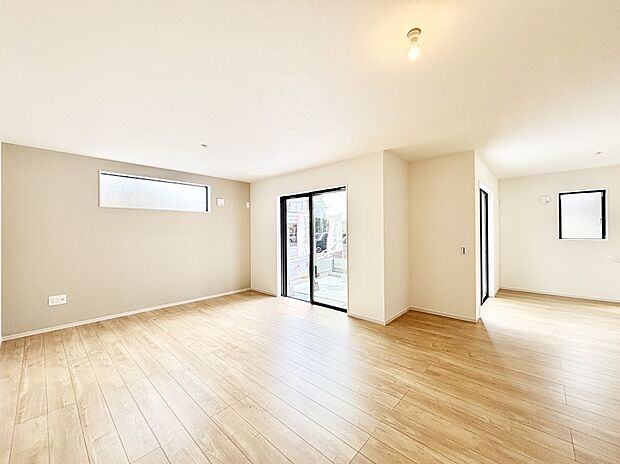 大きな窓からたっぷりの陽光と風を感じられるリビング