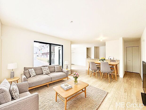 落ち着いた雰囲気のLDKは家族みんなの快適空間※家具はCGです