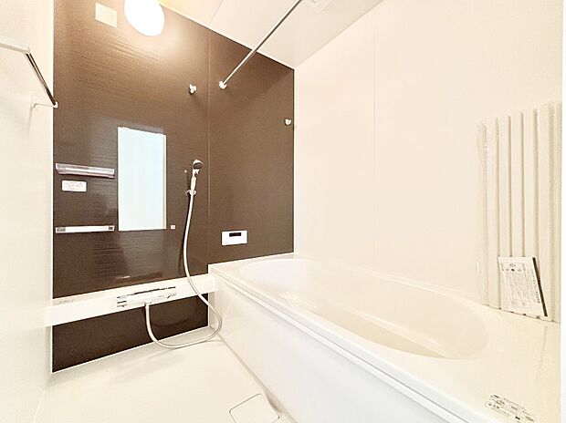 一日の疲れを癒してくれる明るい清潔感のあるバスルーム