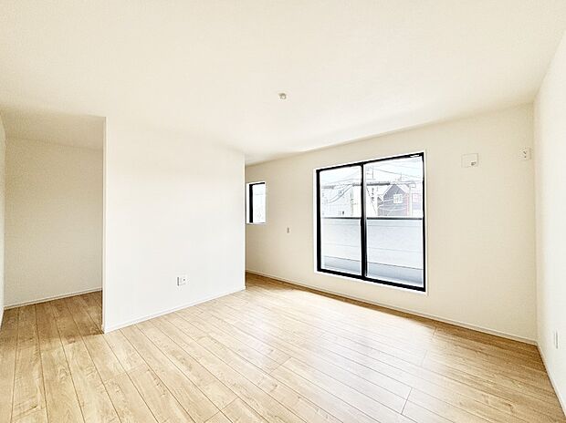 バルコニーが開放感をプラスしてくれる洋室